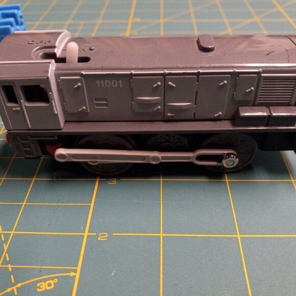 TOMY Engine Salty, Dennis with oil car - Picture 4 of 11